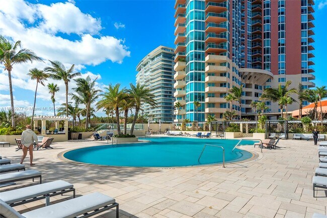 Building Photo - 300 South Pointe Dr