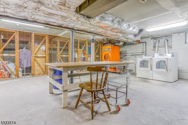 Building Photo - 579 Lakeside Ave