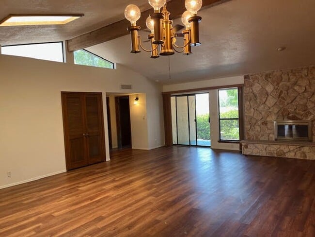 Building Photo - *************REDUCED and READY ******* Townhouse all one level, three bedrooms, two full bathroom...