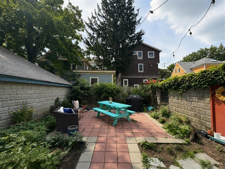 Building Photo - 23 Willow Ave