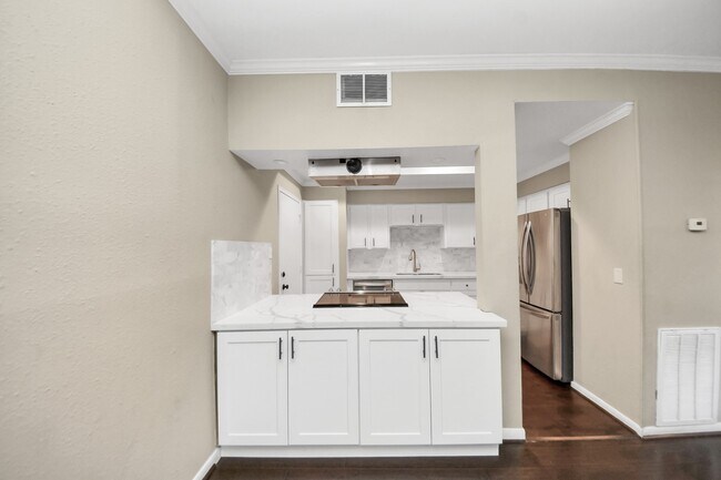 Building Photo - 1112 Bering Dr