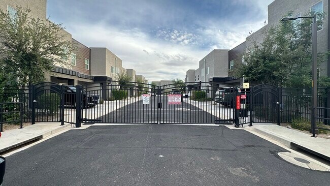 Building Photo - 3/2.5 Condo in Gated Complex