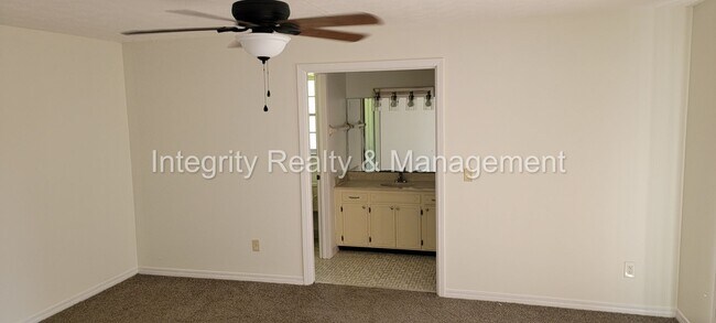 Building Photo - 230 Foxridge Rd