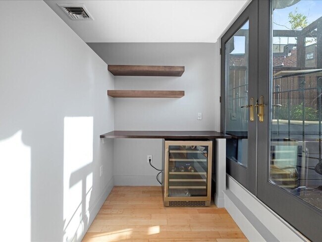 Building Photo - 81 Saint Botolph St