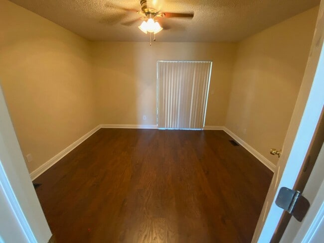 Building Photo - Beautiful 3 Bedroom 2 Bath Townhome Close to the Mountains!!