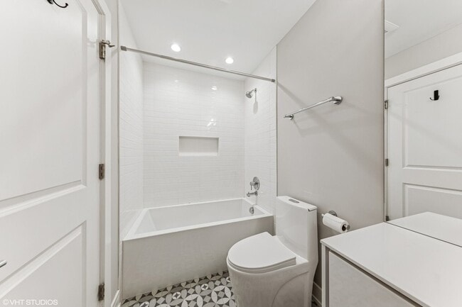 Building Photo - 3125 S Giles Ave