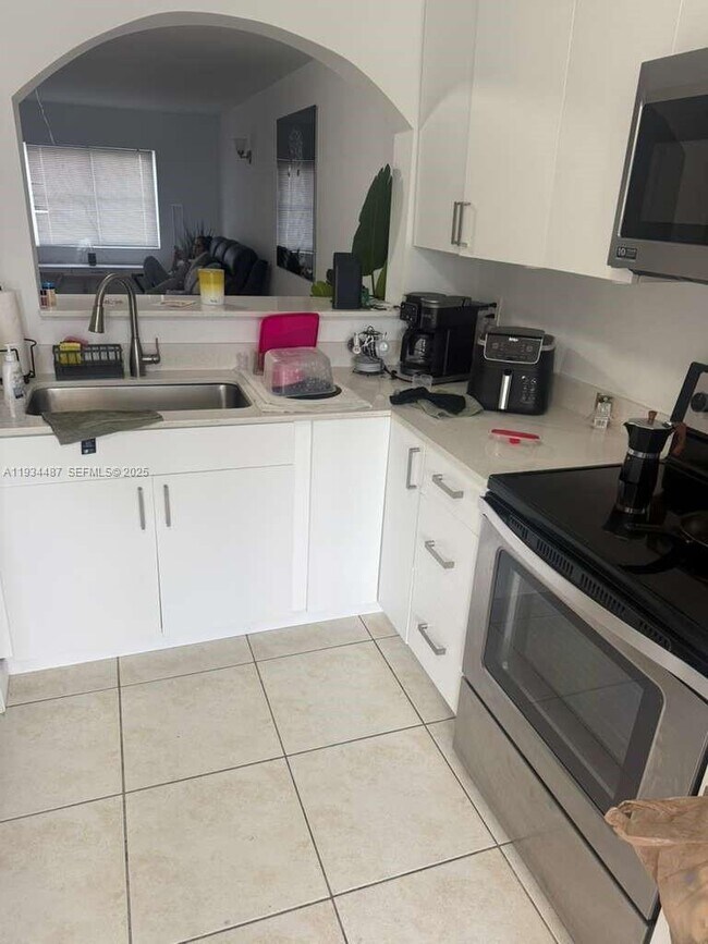 Building Photo - 1250 SE 26th St