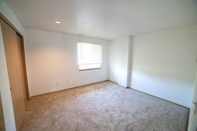 Building Photo - Townhome with Fresh Updates!!