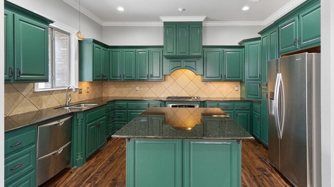 Building Photo - 3 Bedroom Home in U Club | Community Pool | Fenced Patio