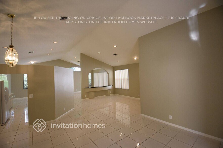 Building Photo - 10213 Lexington Lakes Blvd N