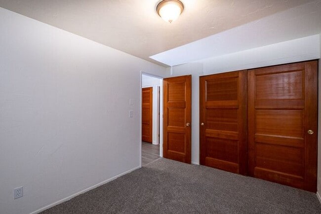 Building Photo - Milwaukie Duplex with Garage