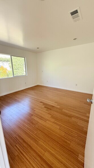 Building Photo - 11141 Greenlawn Ave