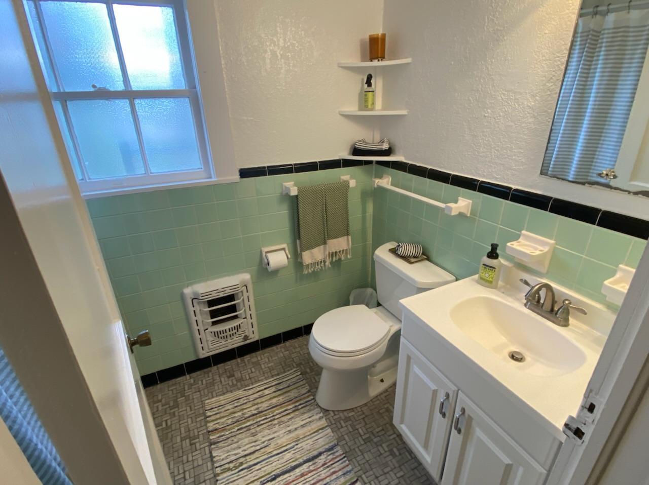 full bathroom - tub/shower - 3105 Cedar St