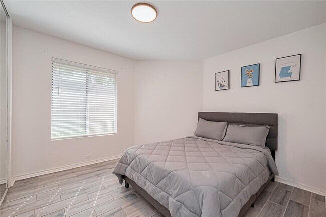Building Photo - 8711 Pines Pl Dr