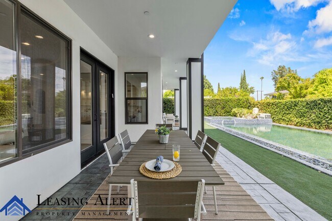 Building Photo - 5011 Hayvenhurst Ave