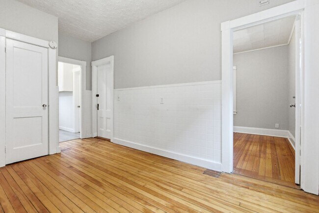 Building Photo - 35 Oakland St