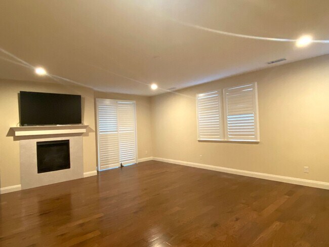 Building Photo - Sommersett 4 bedroom