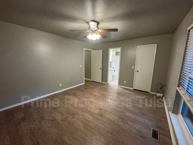 Building Photo - 5716 S Elm Ave
