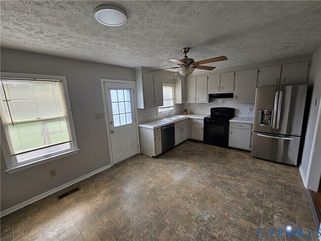 Building Photo - 7023 Hanna Dr