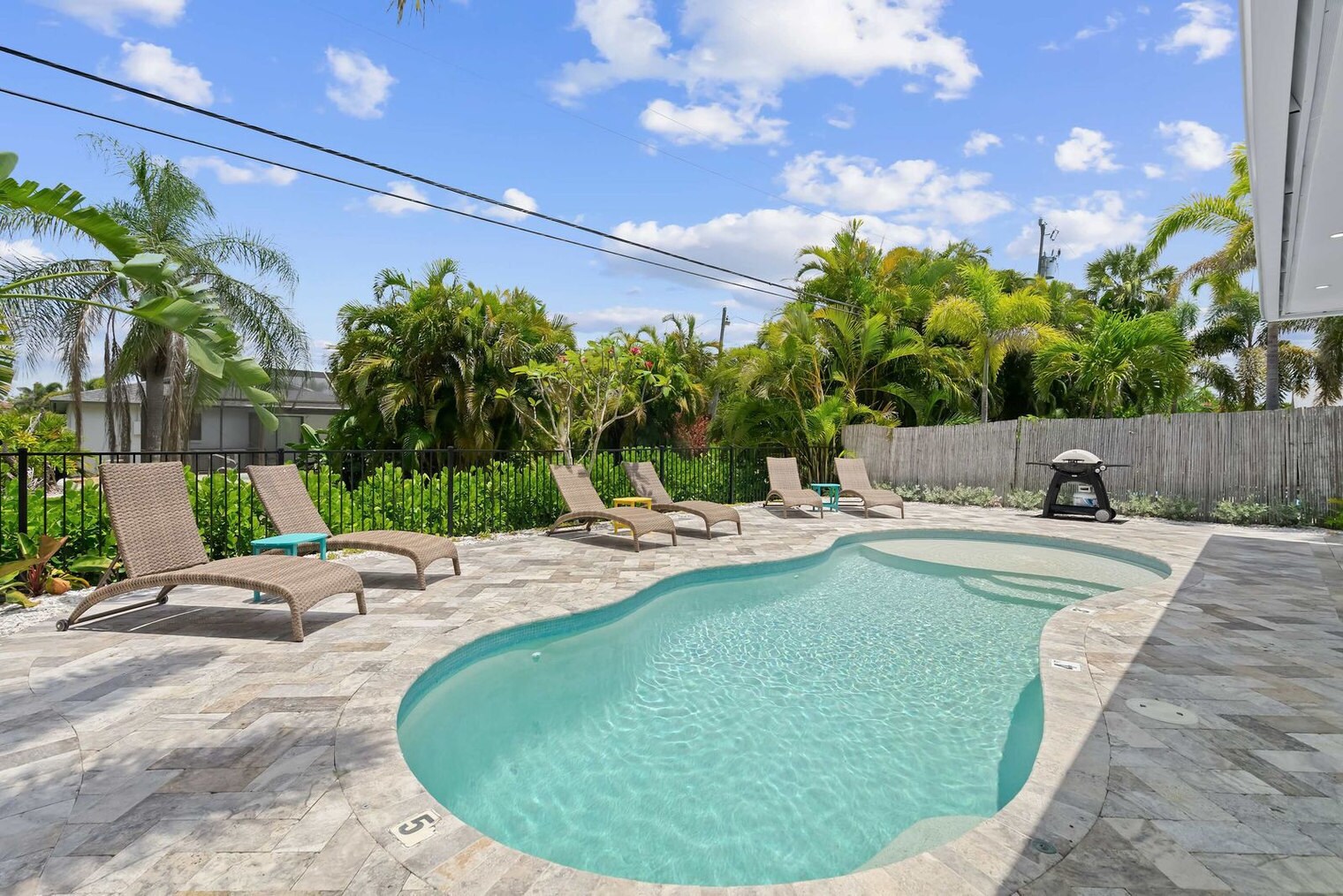 Building Photo - 551 91st Ave N