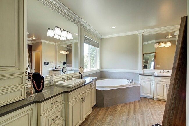 Building Photo - 5Bd/4.5Ba Sammamish Home