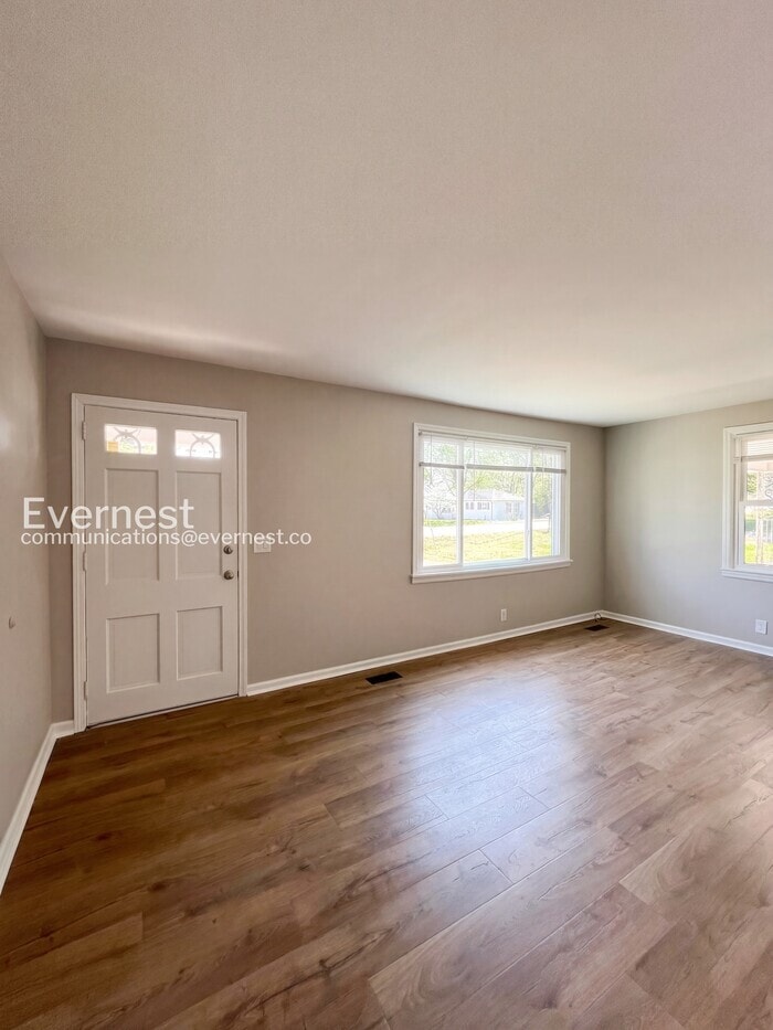 Building Photo - 3233 Southlake Dr