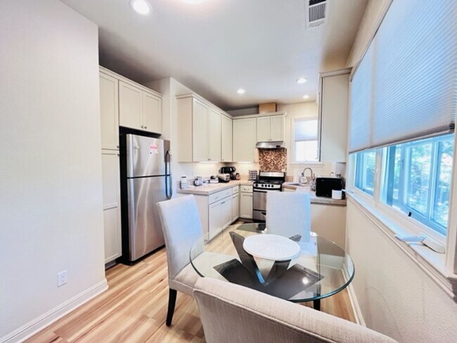 Building Photo - FURNISHED!!! Charming 2BD/1BA Single-Story...