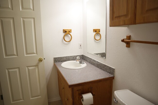 Building Photo - 7218 NE 65th Pl