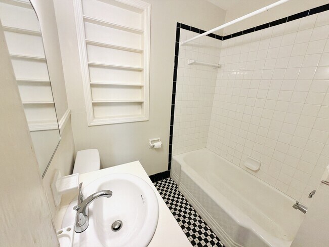 Building Photo - 409 9th St