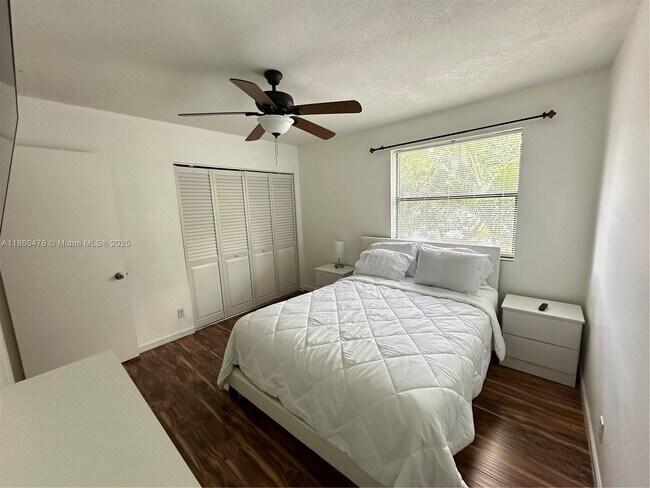 Building Photo - 9865 Riverside Dr