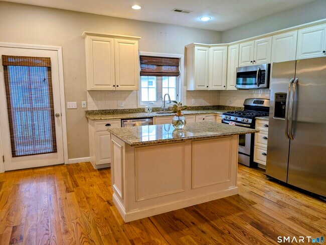 Building Photo - 15 Old Oak Dr