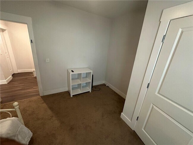 Building Photo - 370 Crestbrook Ln