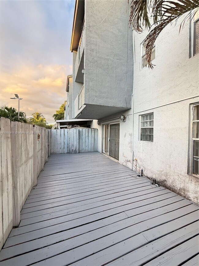 Building Photo - 1725 W 60th St