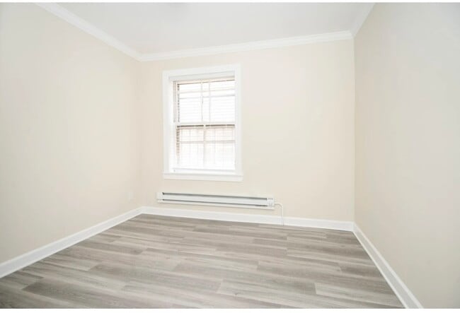 Building Photo - 837.5 W Cornelia Ave