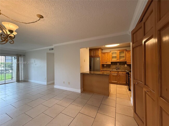 Building Photo - 9140 Fontainebleau Blvd