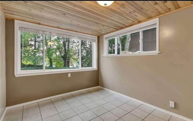 Building Photo - 4 Bedroom Kent home walking distance to lake meridian