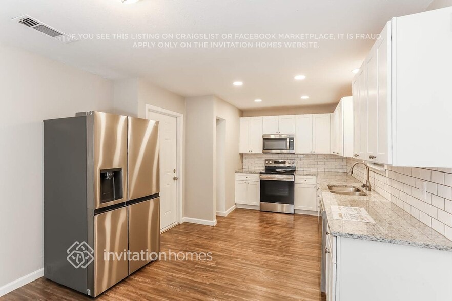 Building Photo - 811 Clover Park Dr