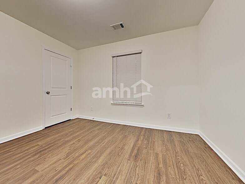 Building Photo - 428 Camp dr