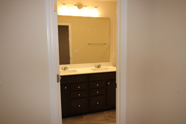 Building Photo - 869 Falls Grove Trl