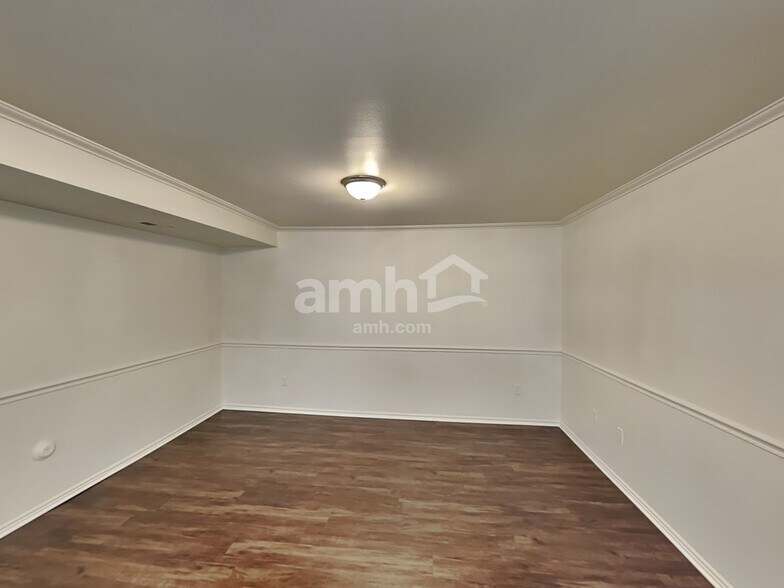 Building Photo - 523 E Center St