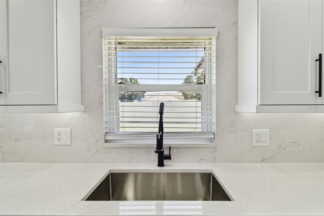 Building Photo - 3913 Fontainebleau Dr