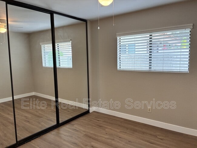 Building Photo - 4582 Villas Dr