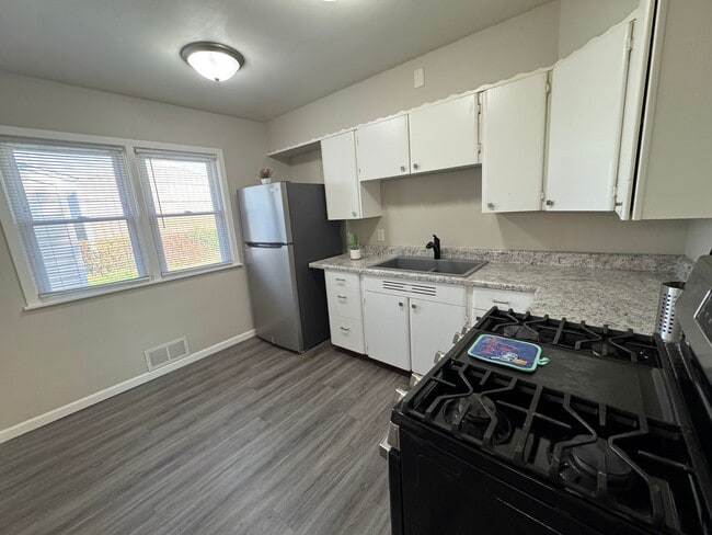 Building Photo - FRESH START ALERT – Springfield Rental!: 3...