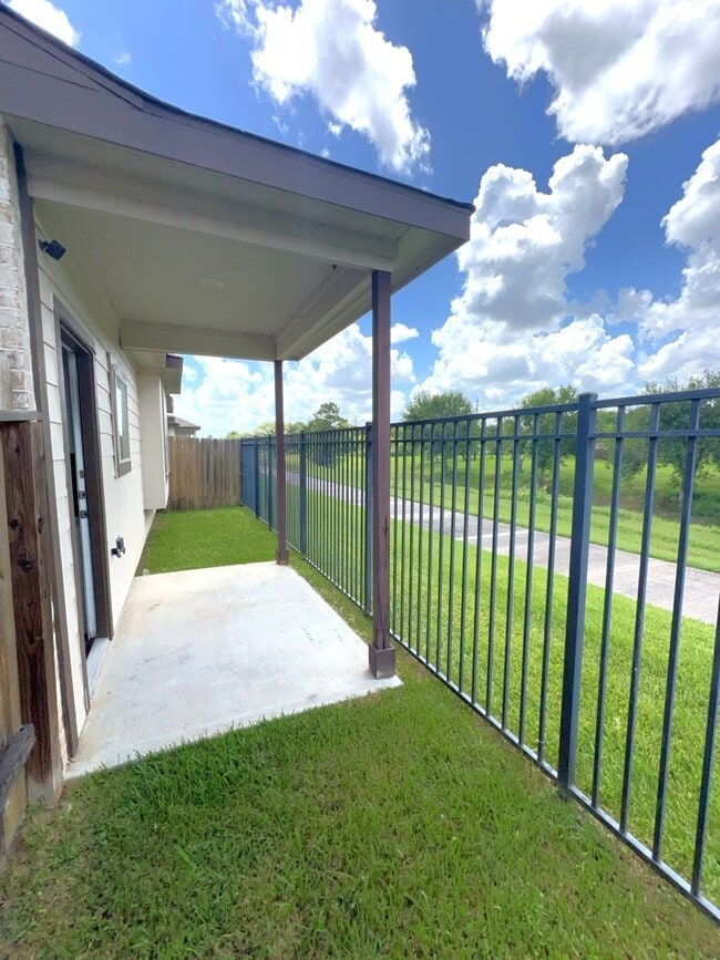Building Photo - 7118 Fannin St