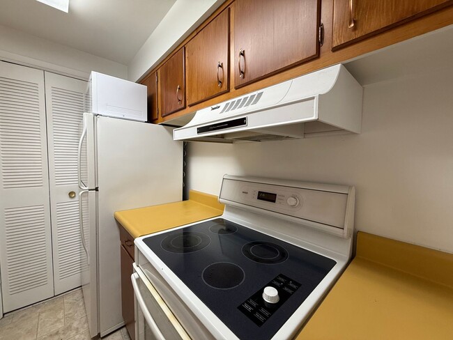 Building Photo - Downtown One Bedroom Apartment - Most Util...
