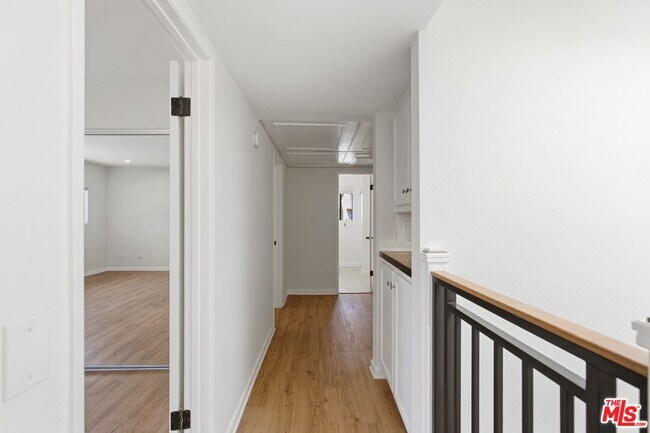 Building Photo - 13025 Moorpark St