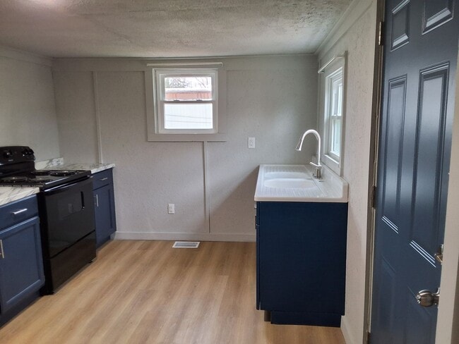 Building Photo - Comfy 2 Bedroom, 1 Bath House located in Radcliff