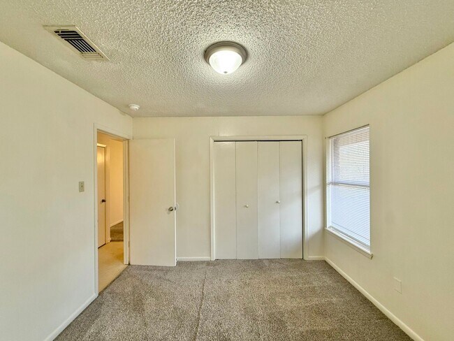 Building Photo - Available! 2 Bedroom 1 Bath Close to Everything! Longview, TX!
