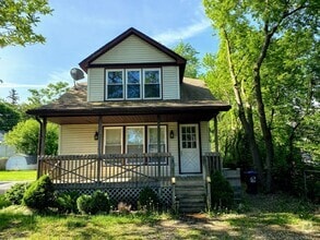 Building Photo - Nice 2 bedroom 1 Bath Upper Unit in Quiet ...