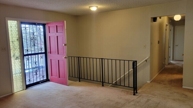 Building Photo - 4 Bed 2.5 Bath with A/C - Available Now!